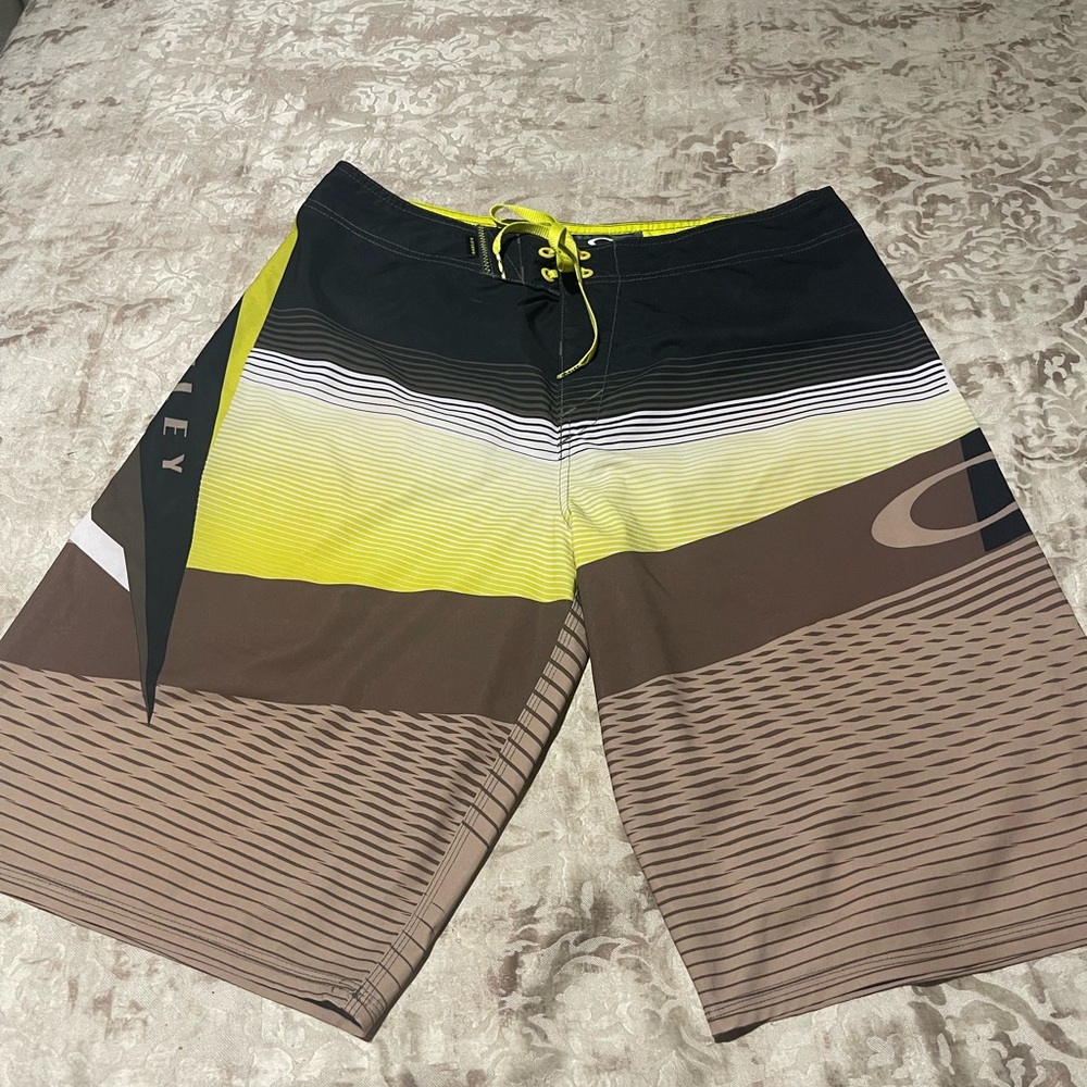 Oakley Men’s long board swim trunks mens sz M multicolor